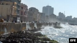 Las olas del mar rompen contra el muro del malecón habanero.