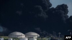 La nube negra de la explosión en la base de supertanqueros de Matanzas.