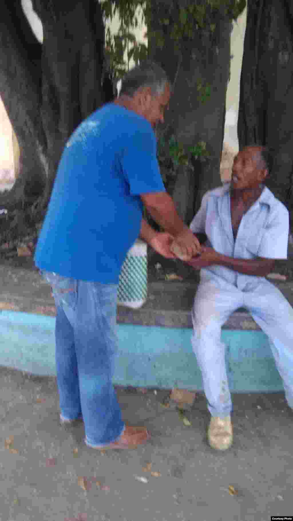 Colaboradores del Proyecto Tondique salen a las calles  entregan comida a los necesitados