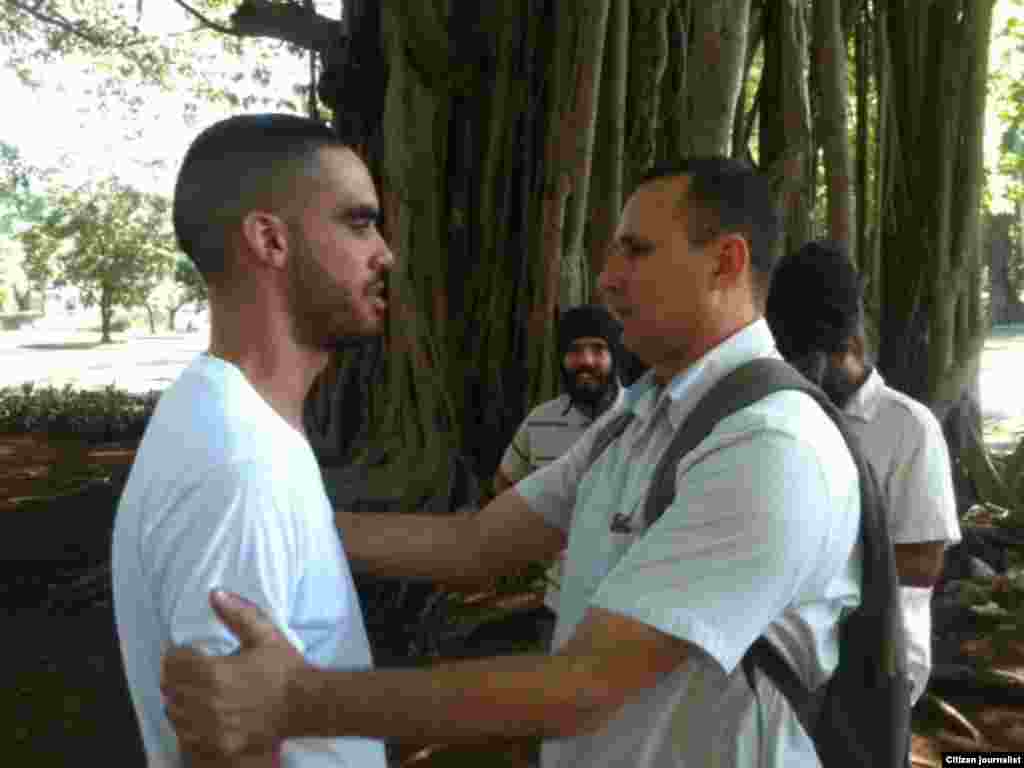  El Sexto en el parque Gandhi, junto al opositor José Daniel Ferrer, el domingo 25 de octubre.