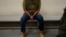 ARCHIVO - Un inmigrante aguarda a ser procesado por agentes de inmigración en un centro de detención en EEUU, el 6 de enero de 2022.