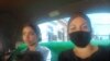 La esposa de José Daniel Ferrer, Nelva Ismaray Ortega, el pequeño Daniel José, hijo de ambos, y la hija del opositor, Fátima Victoria Ferrer Cantillo, camino a la prisión de Mar Verde. (Foto: Twitter)