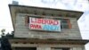 Un cartel pide la libertad de Andy García Lorenzo en la fachada de su vivienda, en Santa Clara. (Foto: Facebook/Roxana García Lorenzo)