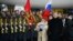 Miguel Díaz-Canel, presidente designado de Cuba y su esposa, Liz Cuesta, a su arribo a Rusia