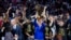 El propietario de los Denver Nuggets, Stan Kroenke sostiene el Trofeo del Campeonato de la NBA después de la victoria del equipo sobre el Miami Heat. (AP/Jack Dempsey)