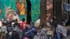 Migrantes acampan frente a la iglesia de la Santa Cruz y La Soledad, el martes 26 de diciembre de 2023, en la Ciudad de México. (AP Foto/Marco Ugarte)