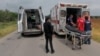 Rescatistas trasladan a los náufragos cubanos al hospital, tras brindarles los primeros auxilios, en San Fernando, Tamaulipas.
