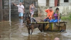 Cubanos enfrentan dificultades para informarse al paso de una tormenta por la isla Cubanos enfrentan dificultades para informarse al paso de una tormenta por la isla