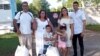 Familiares se disponen a visitar a Damas de Blanco en cárcel de Matanzas. (Cortesía de Ania Zamora)