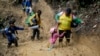 ARCHIVO: Migrantes con niños atraviesan la selva del Darién rumbo a Panamá en su ruta hacia Estados Unidos, el 15 de octubre de 2022. (AP Foto/Fernando Vergara, Archivo)