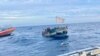 La embarcación con 47 cubanos a bordo momentos antes del rescate. (@CBPAMORegDirSE)