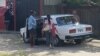 Momento en que la activista Marisol Peña y su hija de 7 años son conducidas en una patrulla policial para un interrogatorio al que la niña fue citada. (Foto: Twitter/Héctor Luis Valdés Cocho).