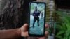 Un familiar muestra la foto de un joven cubano reclutado por Rusia para luchar contra Ucrania. (REUTERS/Alexandre Meneghini/Archivo)