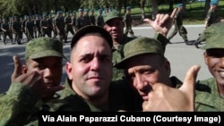 Cubanos posan como soldados del 137 Regimiento de paracaidistas, ubicado en la ciudad de Riazán. (Foto Cortesía Alain Paparazzi Cubano)