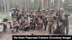 Cubanos posan como soldados del 137 Regimiento de paracaidistas, ubicado en la ciudad de Riazán. Foto Cortesía Alain Paparazzi Cubano