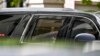 El ex presidente Donald Trump saluda desde el auto que le conduce por las calles de Miami.