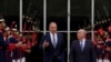 El canciller ruso Sergey Lavrov (izq.) es recibido por su homólogo brasileño Mauro Vieira, en Brasilia, el lunes 17 de abril. (AP/Eraldo Peres)