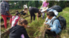 En esta fotografía de la emisora oficialista Radio Coco, un grupo de adolescentes trabajan en el campo.