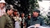 El ex miembro del Comité Central del PC, Manuel Menéndez Castellanos, a la izquierda, en Cienfuegos el 18 de octubre de 1996. (Trabajadores).