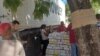 Venta de cajas de pollo en un parque de La Habana. (Captura de post en Facebook de Fernando Ravsberg)