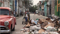 ARRIBA DE LA BOLA / Una tripleta de dolores de cabeza vivieron esta semana los cubanos:"Cacerolazos, denuncias y acumulación de basuras" ARRIBA DE LA BOLA / Una tripleta de dolores de cabeza vivieron esta semana los cubanos:"Cacerolazos, denuncias y acumulación de basuras"