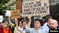 Inscripciones de carteles: “¡No a la movilización!”; “A los nuestros no les tiramos como carne de cañón ahora mismo”. Foto: Reuters.