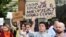 Inscripciones de carteles: “¡No a la movilización!”; “A los nuestros no les tiramos como carne de cañón ahora mismo”. Foto: Reuters.