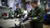 En la foto de archivo, alumnos de 10 años del Yunarmiya (el ejército de los jóvenes) de Rusia estudian rifles de asalto Kalashnikov durante un entrenamiento cerca de Ekaterimburgo, el 28 de octubre de 2016.