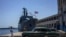 Un marinero cubano pasa junto al buque de la Armada rusa, Perekop, en la Bahía de La Habana, Cuba, el 11 de julio de 2023. AP Photo/Ramón Espinosa