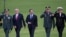 Petro, el jefe del Ejército Luis Ospina, el ministro de Defensa Ivan Velásquez entre otros mandos, en una ceremonia en Bogotá, en agosto de 2022.