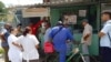 Personal de Salud del policlínico Rafael Echezarreta, en Mayabeque, Cuba, explica a los residentes cómo detectar el virus del Oropouche.