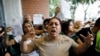 Una partidaria del gobierno discute con observadores electorales de la oposición a quienes se les negó el acceso al centro de votación de la Escuela Andrés Bello durante las elecciones presidenciales en Caracas, Venezuela. (AP/Cristian Hernandez)