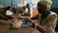 "Ahorita nos darán un pan de cumpleaños", cubanos protestan por reducción del tamaño del pan "Ahorita nos darán un pan de cumpleaños", cubanos protestan por reducción del tamaño del pan