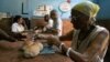 Una anciana compra pan por la libreta de racionamiento en una bodega en La Habana. (REUTERS/Jorge Silva/Archivo)