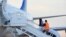 Migrantes venezolanos abordan un avión con destino a su país natal en Harlingen, Texas, el miércoles 18 de octubre de 2023. (AP Foto/Valerie Gonzalez)