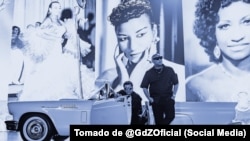 Randy Malcolm Martínez, izquierda y Alexander Delgado, del dúo cubano Gente de Zona, posan junto a imágenes de Celia Cruz. Su tema con la voz de Celia tiene cerca de 6 millones de vistas en YouTube.