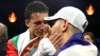 Rafael Espinoza habla a Robeisy Ramírez al final de la pelea de este sábado. (Facebook/Eduardo Martell el "Vikingo")