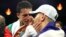 Rafael Espinoza habla a Robeisy Ramírez al final de la pelea de este sábado. (Facebook/Eduardo Martell el "Vikingo")