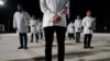 Médicos cubanos participan en una ceremonia antes de partir hacia Turquía para ayudar en las labores de rescate del terremoto. Foto: Alexandre Meneghini