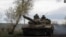Militares ucranianos viajan en un tanque a lo largo de una carretera en la ciudad de Chasiv Yar en medio del ataque de Rusia a Ucrania, cerca de una línea de frente en la región de Donetsk, Ucrania, 22 de abril de 2023. (REUTERS/Sofiia Gatilova).