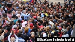 Miguel Díaz-Canel en su reciente gira por el interior de la isla para promover el paquete de medidas económicas que entrará en vigor en febrero.