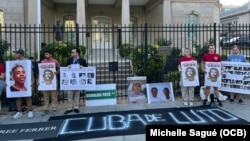 Activistas cubanos en el exilio relizaron una vigilia frente a la embajada de Cuba en Washington, DC, este 11 de julio, en recordación de las protestas multitudinarias que sacudieron a Cuba ese día, en 2021.