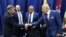 Representantes de la oposición y el gobierno de Venezuela llegan a un acuerdo sobre garantías electorales, Barbados, 17 de octubre de 2023.