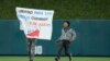 Un cartel desplegado por el artista cubano El Sexto en el terreno del Loan Depot Park, en Miami, exigiendo "Libertad para los presos cubanos del 11 de julio", en el Clásico Mundial de Béisbol, el 19 de marzo de 2023. (AP/Wilfredo Lee).
