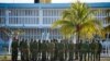 Guardias se preparan para tomar sus posiciones en la cárcel de máxima seguridad Combinado del Este, en La Habana. (Adalberto Roque/AFP)