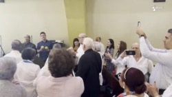 Arzobispo cubano canta junto a fieles de la Virgen de la Caridad en Miami: "Y si vas al Cobre ..." Arzobispo cubano canta junto a fieles de la Virgen de la Caridad en Miami: "Y si vas al Cobre ..."