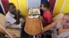 Personas de bajos recursos, incluidos niños y ancianos del barrio de Guanabo, en La Habana del Este, disfrutaron de una cena gratis el 31 de diciembre en el bar privado K5. (Facebook/Hugo Puig González)
