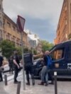Policía impide protesta de exiliados cubanos en Madrid contra concierto de Buena Fe Policía impide protesta de exiliados cubanos en Madrid contra concierto de Buena Fe
