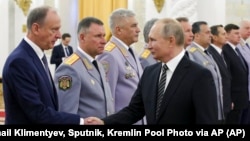 FOTO ARCHIVO Vladimir Putin saluda a Nikolai Patrushev, en Moscú.