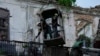 Bomberos buscan sobrevivientes después del colapso parcial de un edificio en La Habana, el miércoles, 4 de octubre de 2023. (AP/Ramon Espinosa)